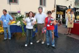 il presidente Mario Selicato premia due fioriste che hanno partecipato al concorso nazionale a Signa nel settembre 2007